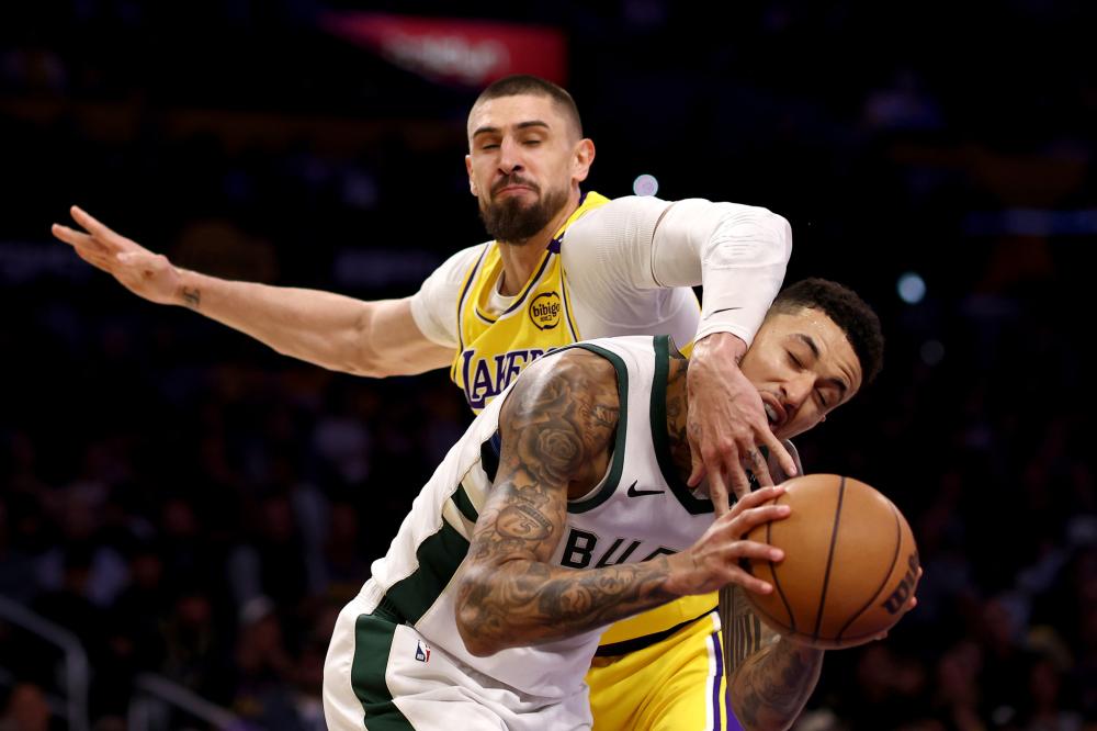 她在接发球 她在接发球