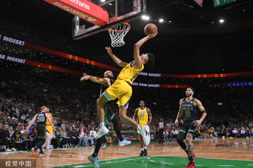 身和足球运 身和足球运